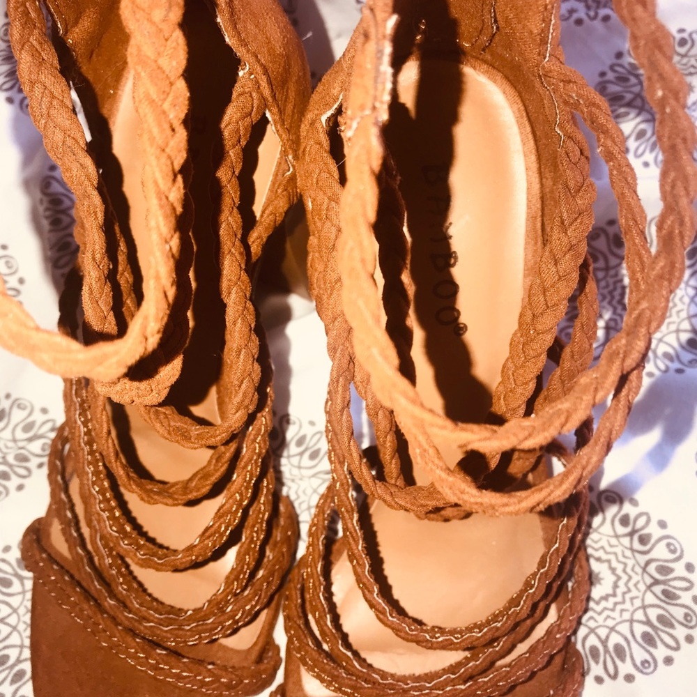 💛 STRAPPY HEELS 💛 - Picture 2 of 3